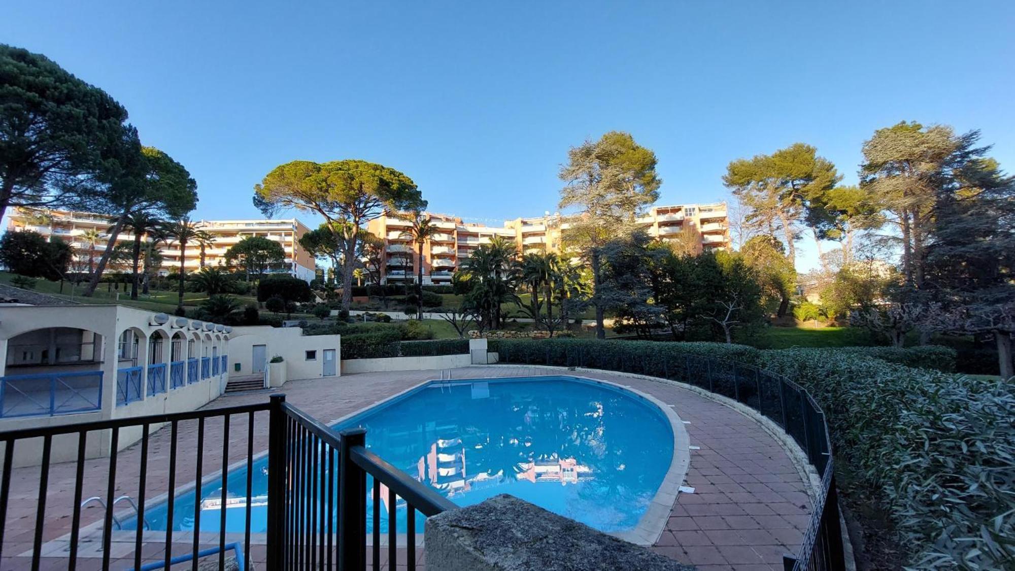 Charmant Appartement Residentiel Avec Terrasse, Jardin Privatif Et Piscine A Cannes Bagian luar foto