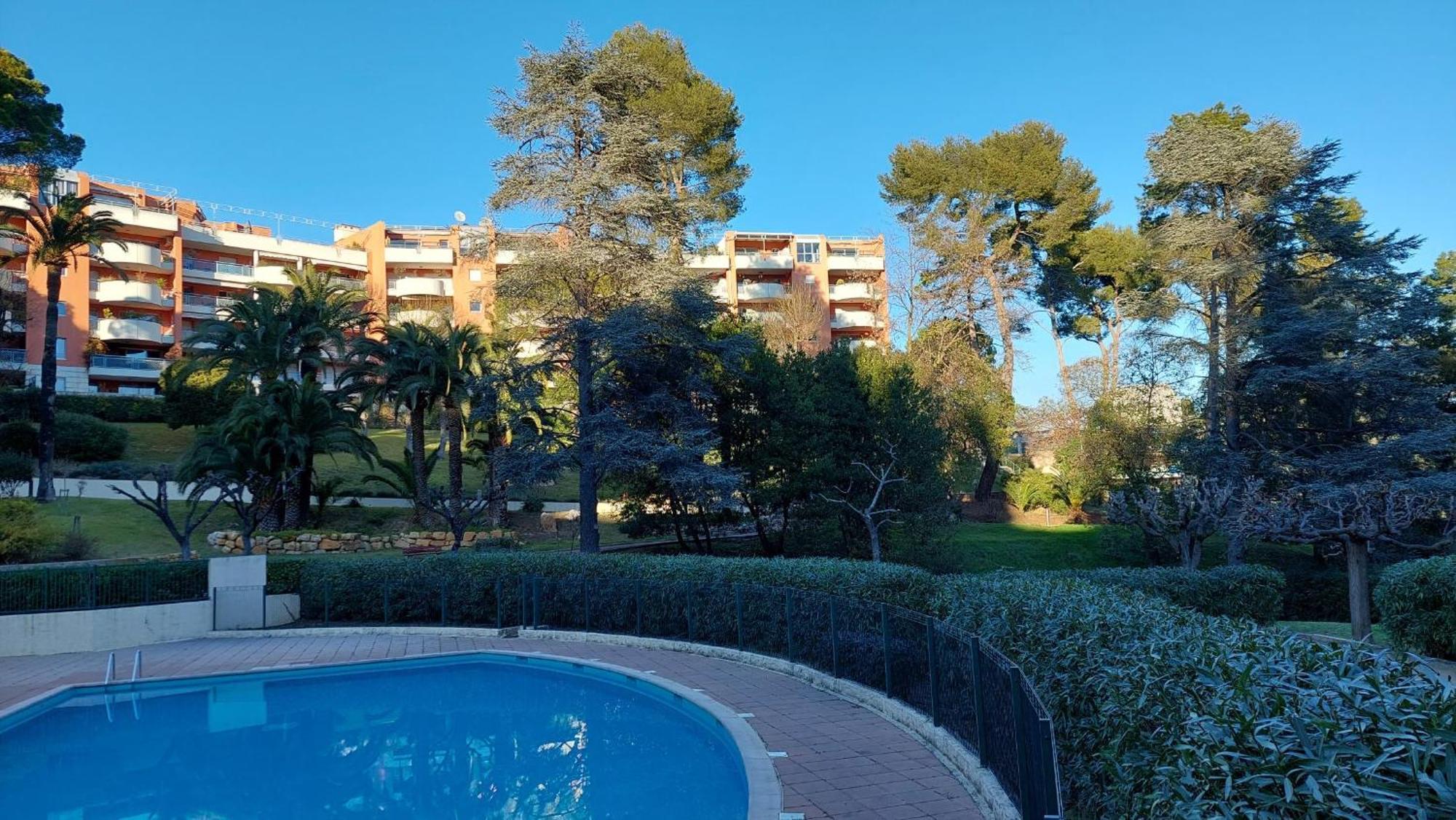 Charmant Appartement Residentiel Avec Terrasse, Jardin Privatif Et Piscine A Cannes Bagian luar foto